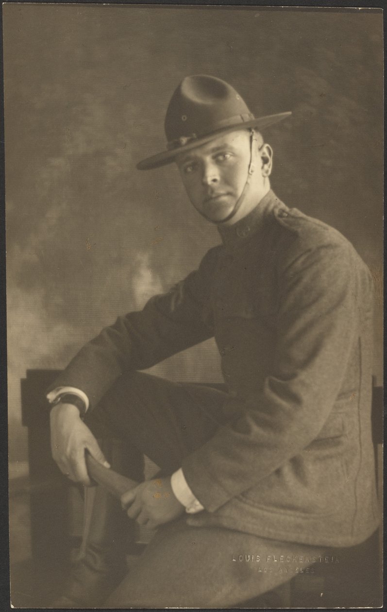 [Portret van een jonge man in uniform]. door Louis Fleckenstein