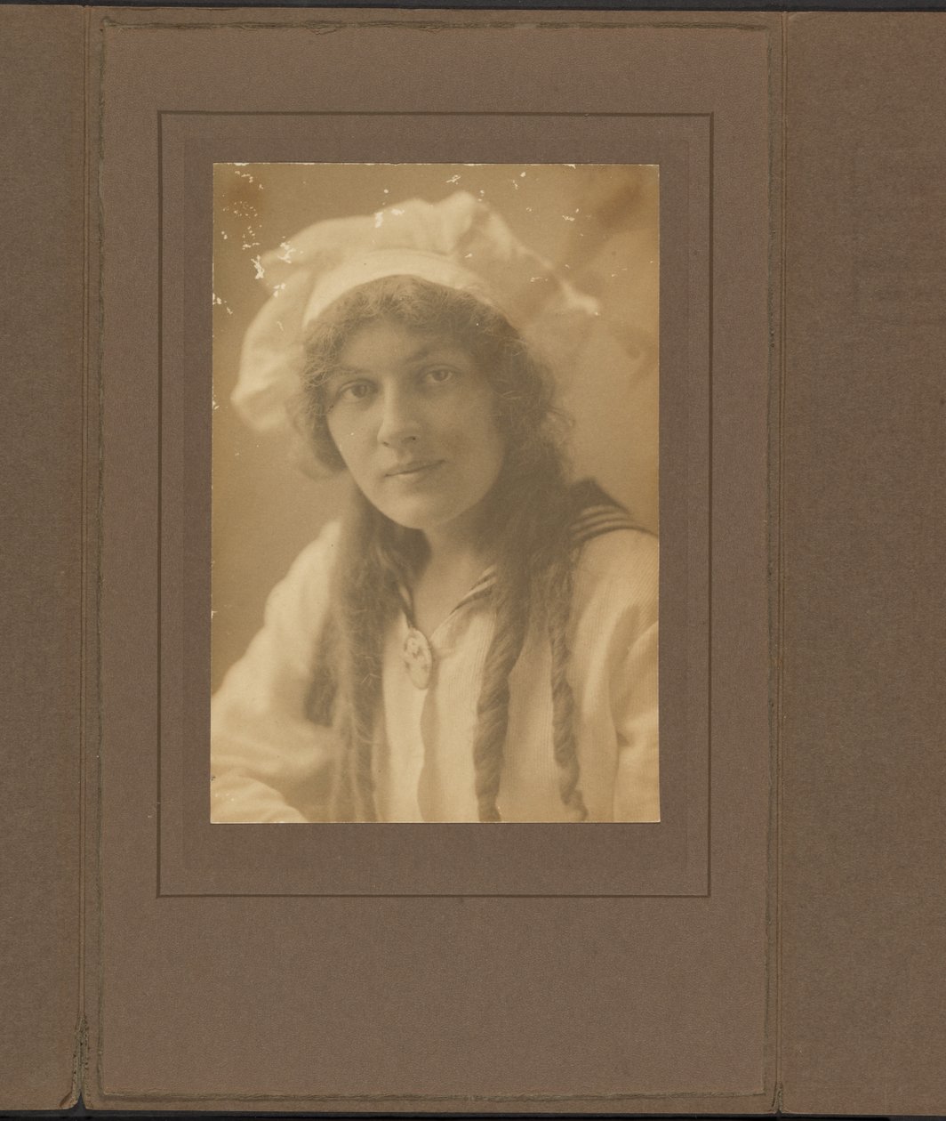 [Portret van een jonge vrouw in een matrozenpakje]. door Louis Fleckenstein