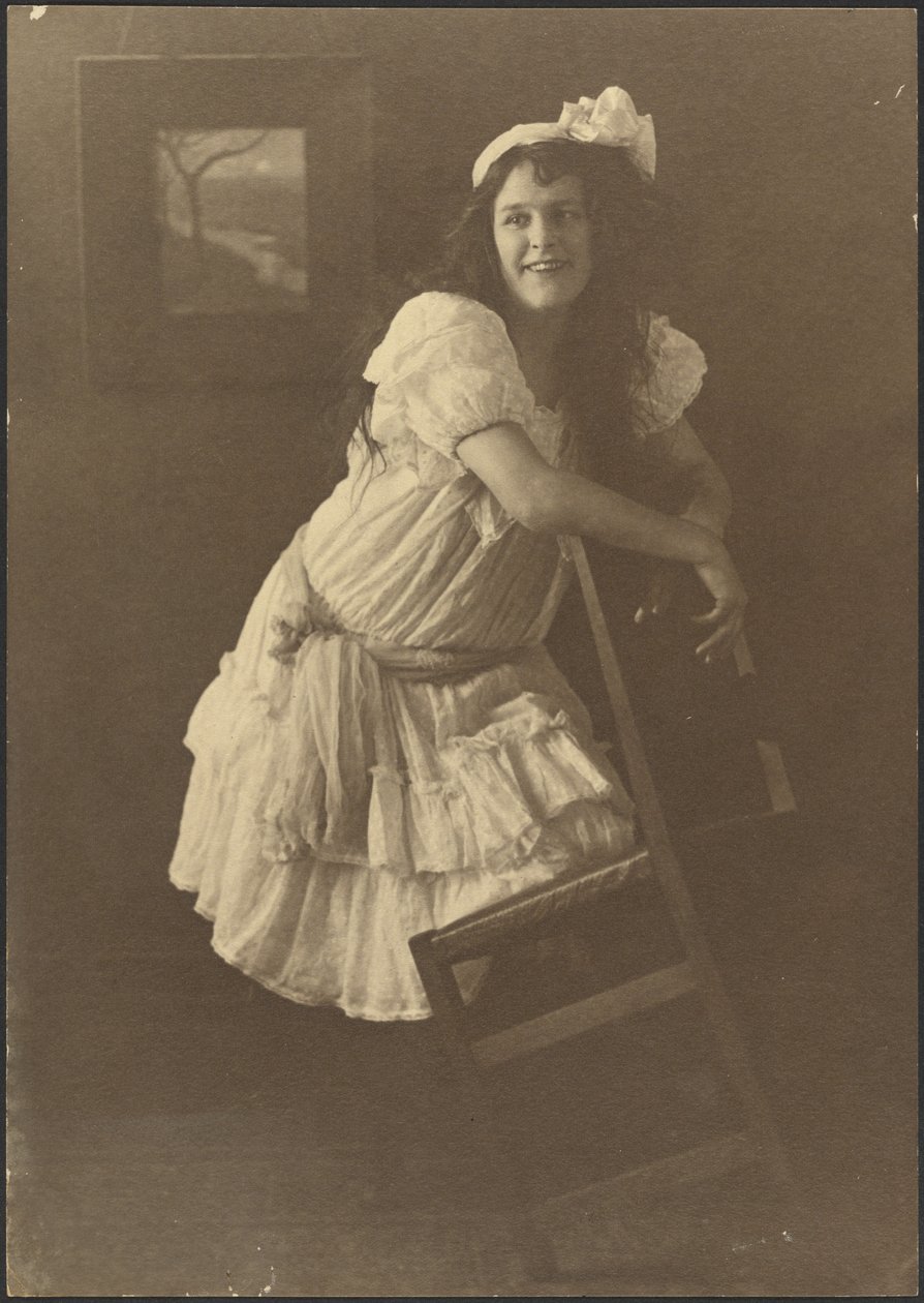 [Portret van een jonge vrouw met stoel]. door Louis Fleckenstein