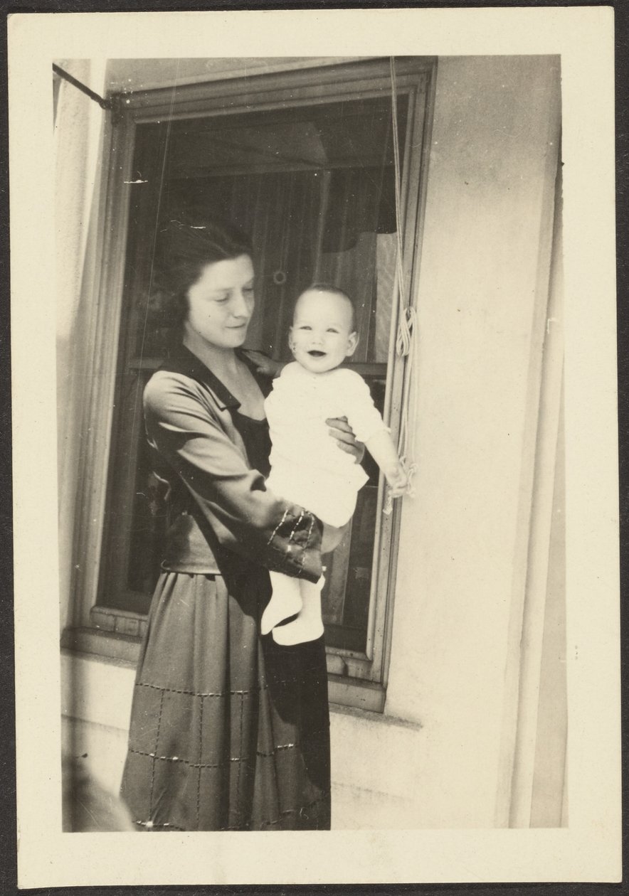 [Vrouw die lachende baby vasthoudt]. door Louis Fleckenstein