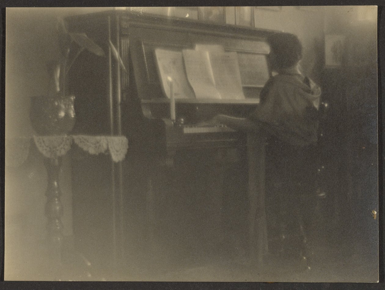 [Vrouw die piano speelt]. door Louis Fleckenstein