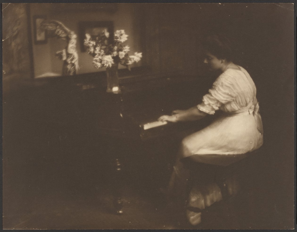[Vrouw die piano speelt] door Louis Fleckenstein