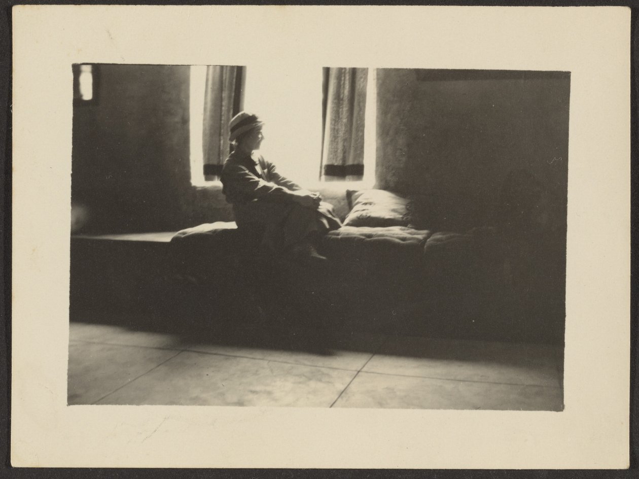 [Vrouw zit in raam]. door Louis Fleckenstein