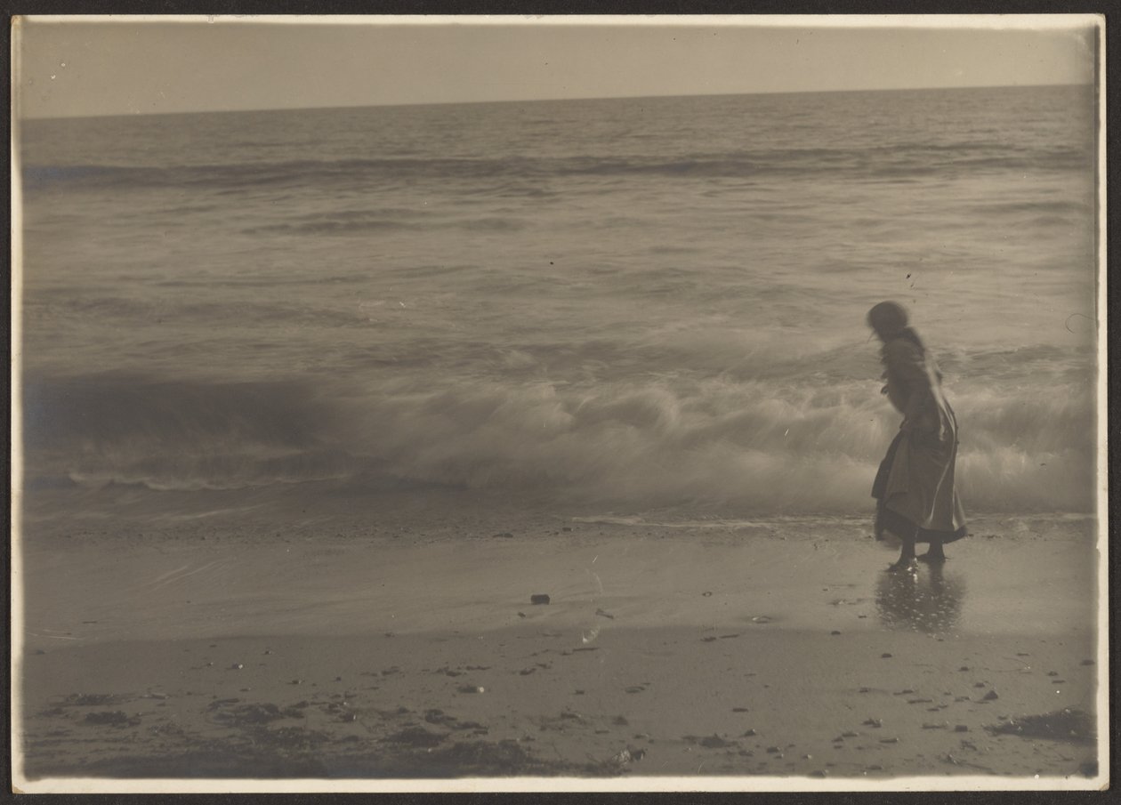 Vrouw die in de branding op het strand loopt door Louis Fleckenstein