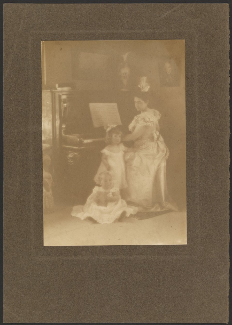 [Vrouw aan een piano met kinderen] door Louis Fleckenstein