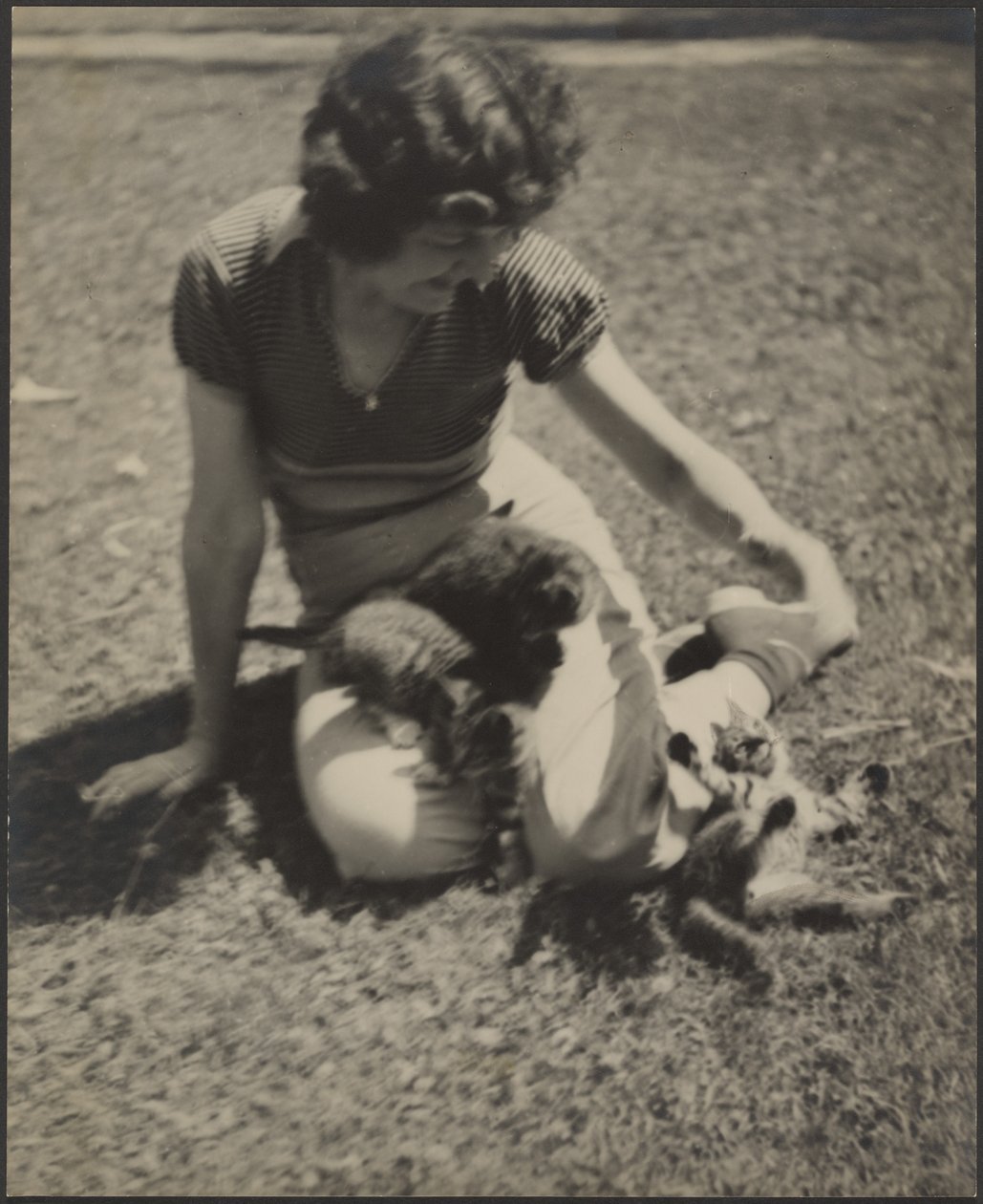[Vrouw met kittens] door Louis Fleckenstein