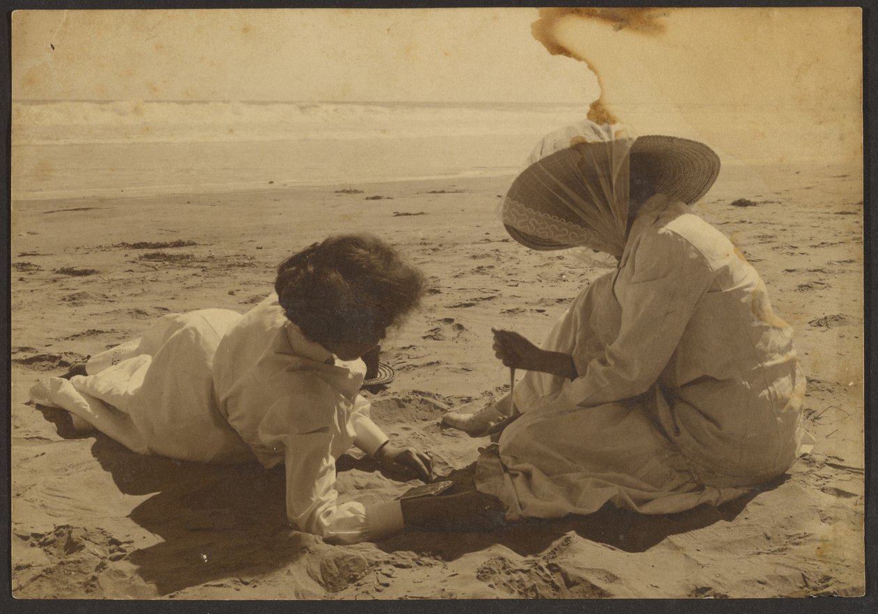 [Vrouwen die op het strand liggen] door Louis Fleckenstein