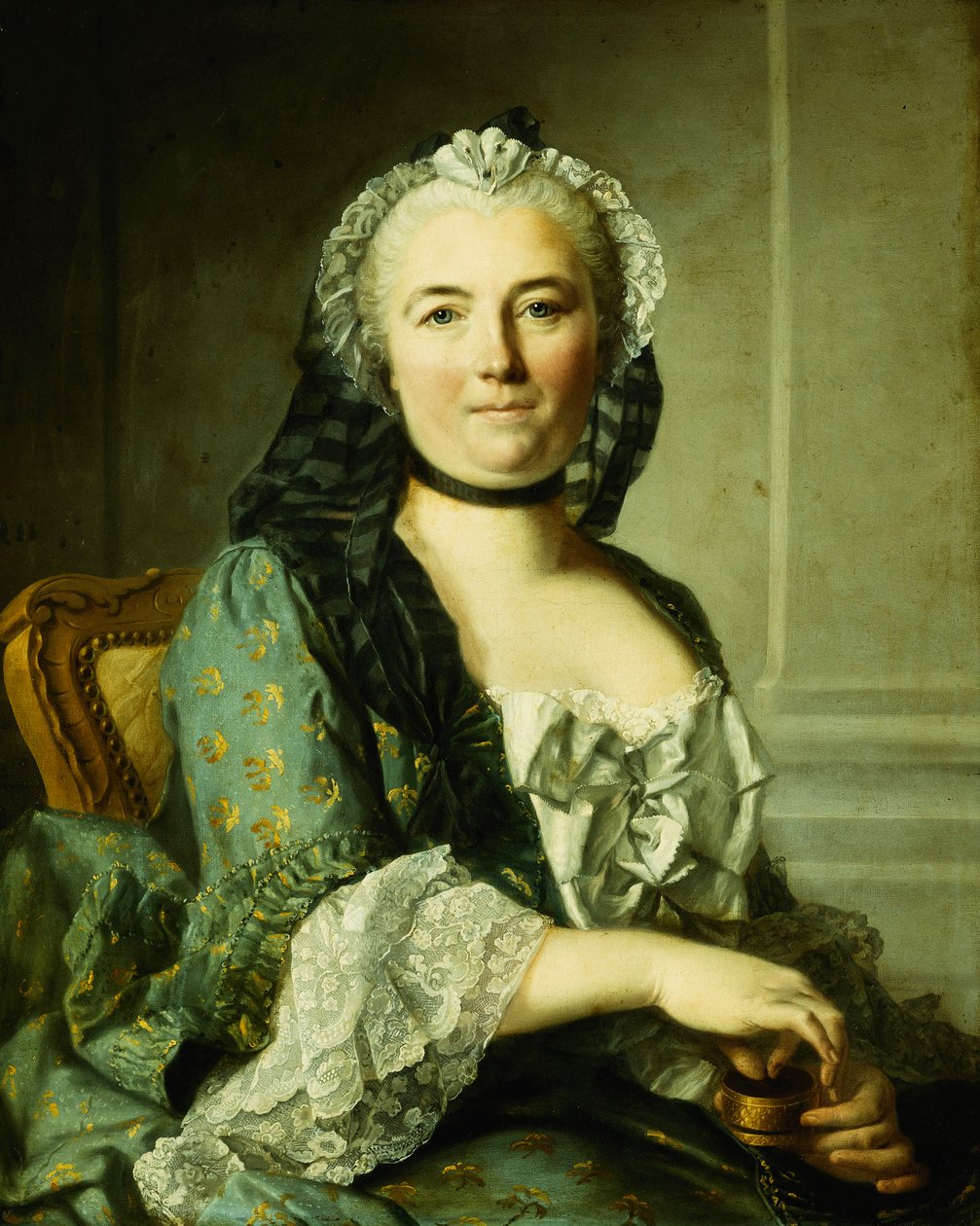 Portret van een dame, zittend, halve lengte, met een snuifdoos door Louis Tocqué