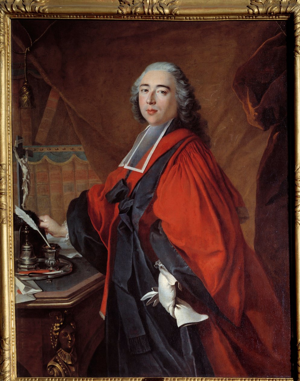 Portret van een magistraat. Op zijn bureau staat een crucifix en schrijfgerei door Louis Tocqué
