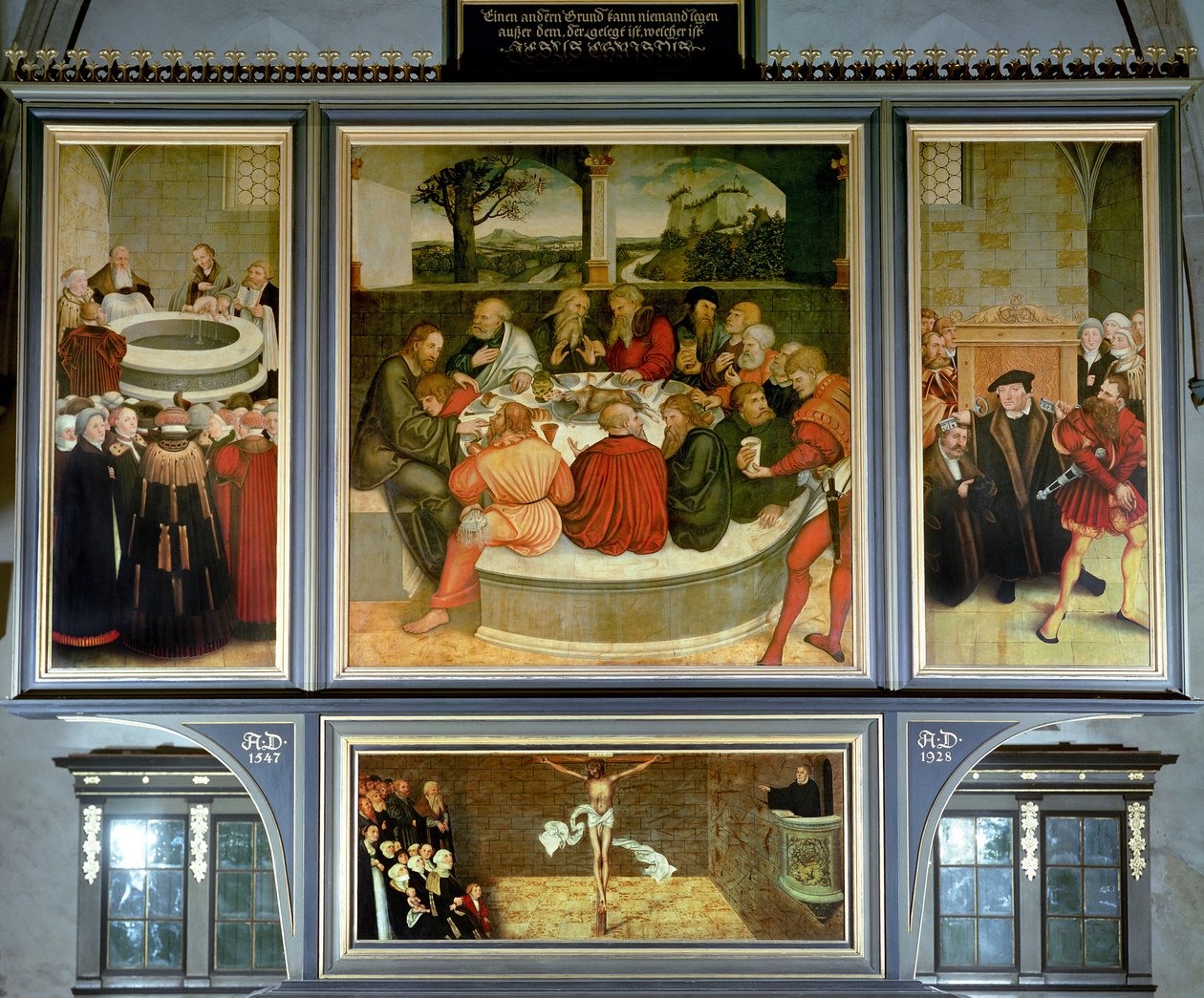 Drieluik, linker paneel, Philipp Melanchthon voert een doop uit bijgestaan door Martin Luther; middenpaneel, het Laatste Avondmaal met Luther onder de Apostelen; rechter paneel, Luther doet zijn biecht; Luther door Lucas Cranach the Elder