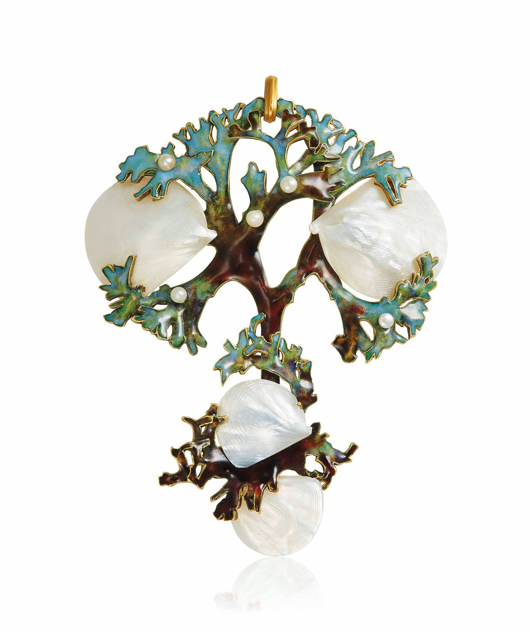 Een Art Nouveau hanger van parelmoer, email en zaadparels door Lucien Gaillard