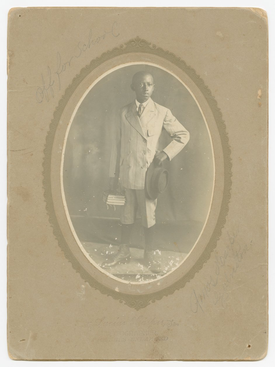 Foto van Amos Harper op weg naar school, ca. 1910 door Lucius Harper