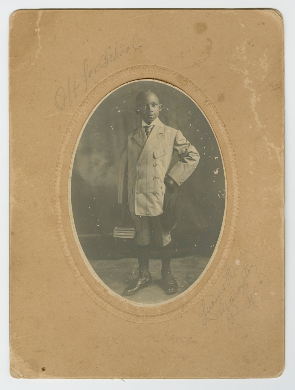 Foto van Lucius Harper, Jr. op weg naar school, ca. 1910 door Lucius Harper