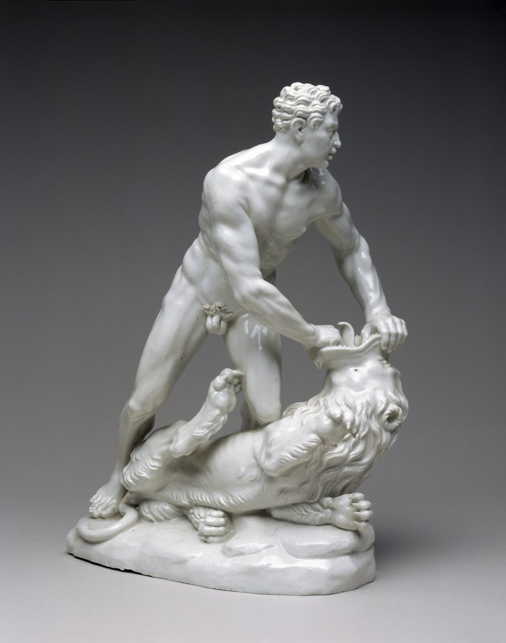 Beeld van Hercules en de Nemeïsche Leeuw, ca. 1775 door Ludwigsburg Porcelain Factory Ludwigsburg Porcelain Factory