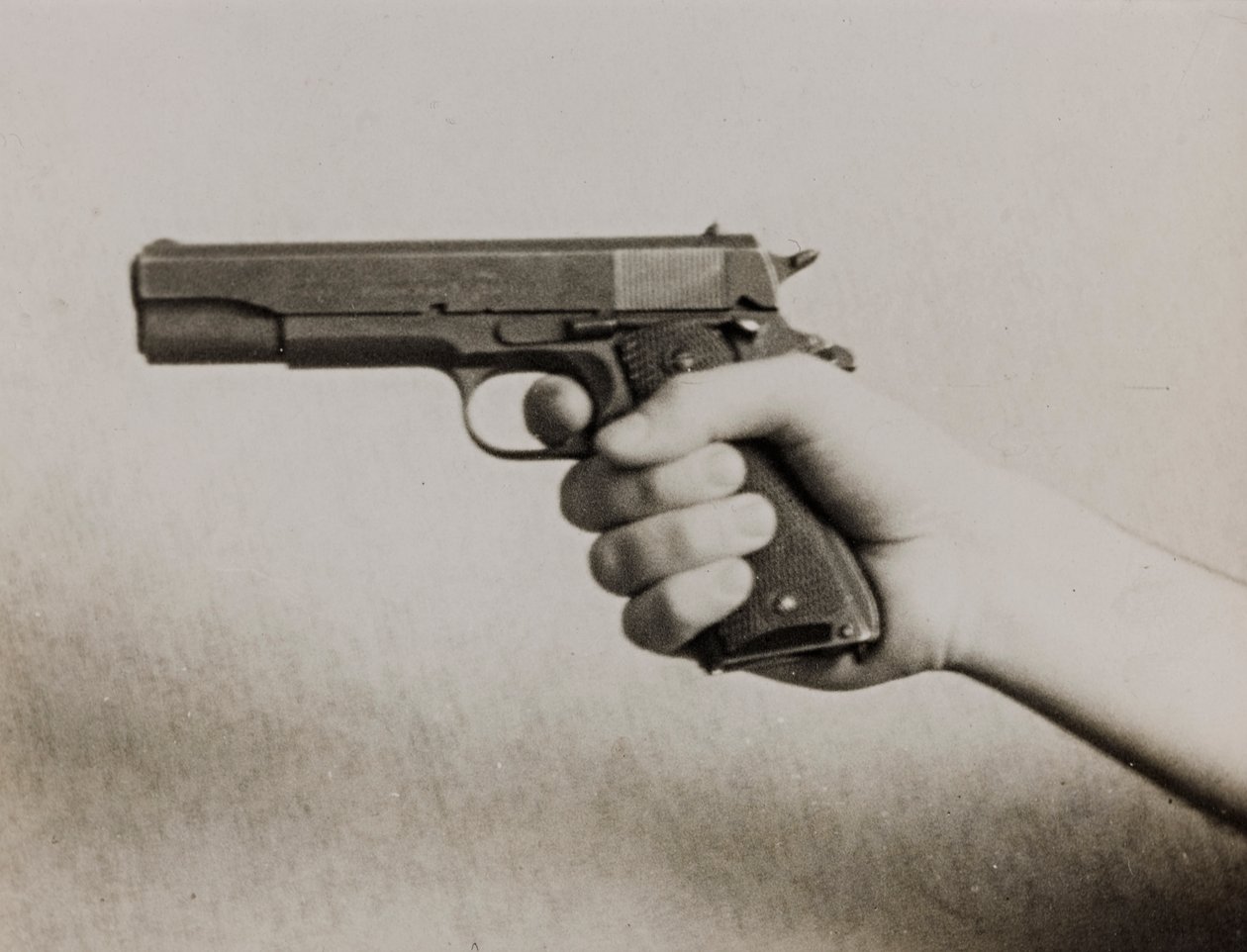 Een hand met een automatisch pistool door Luigi Leoni