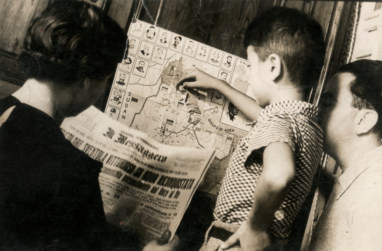 Een vrouw leest de voorpagina van The Messenger met de titel "De driekleur wappert zegevierend van Adwa heroverd". door Luigi Leoni
