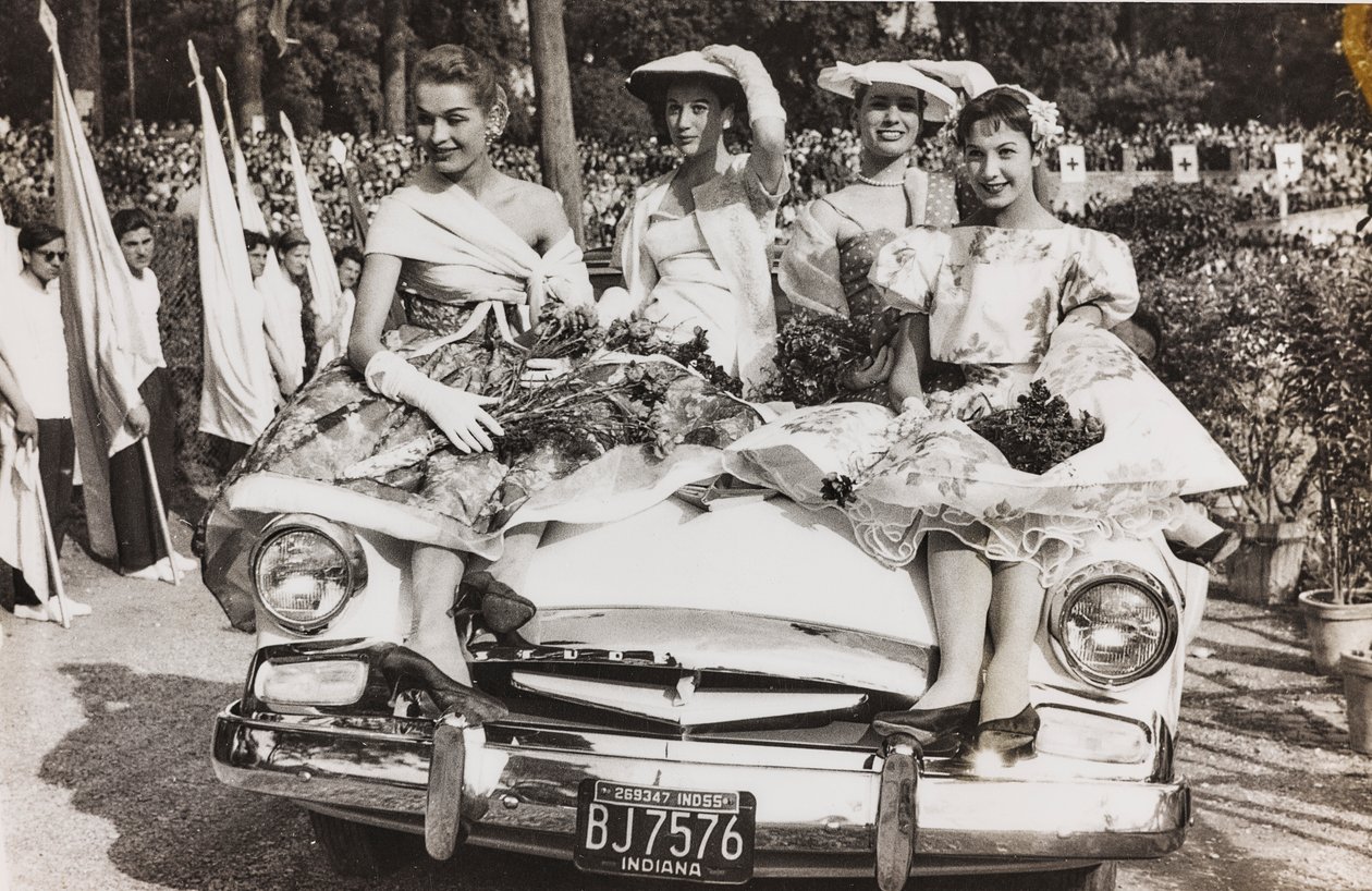 Mannequins poseren op een auto op het Piazza di Siena in Villa Borghese, Rome door Luigi Leoni