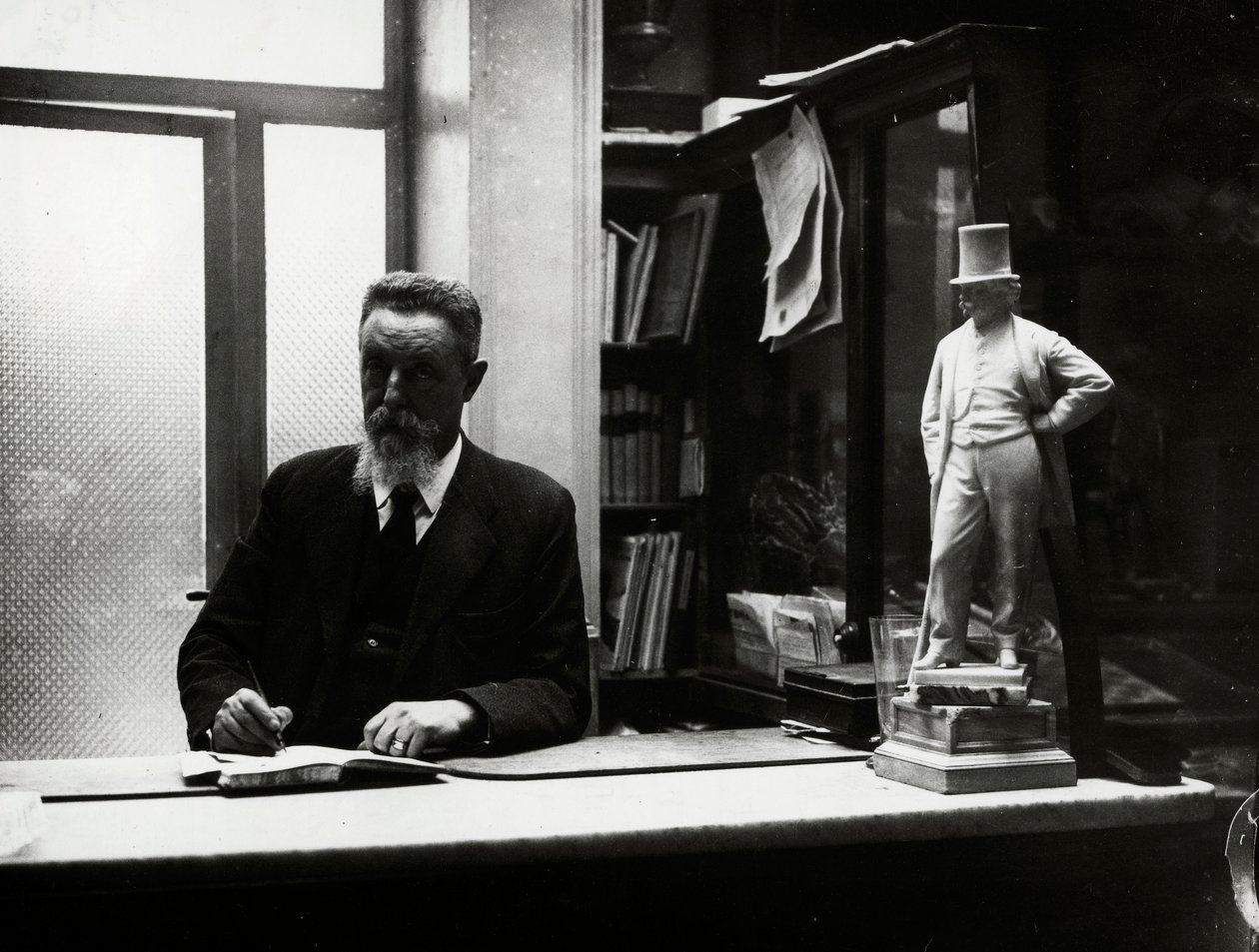 Mr. Gubinelli, de laatste manager van het Antico Caffè Greco aan de Via Condotti door Luigi Leoni