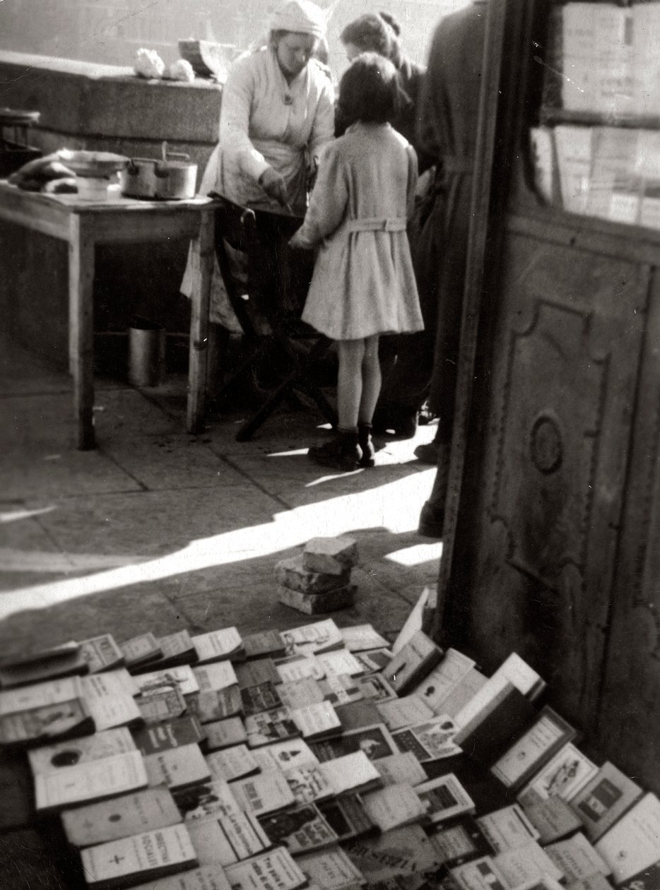 Verkoop van boeken op straat door Luigi Leoni