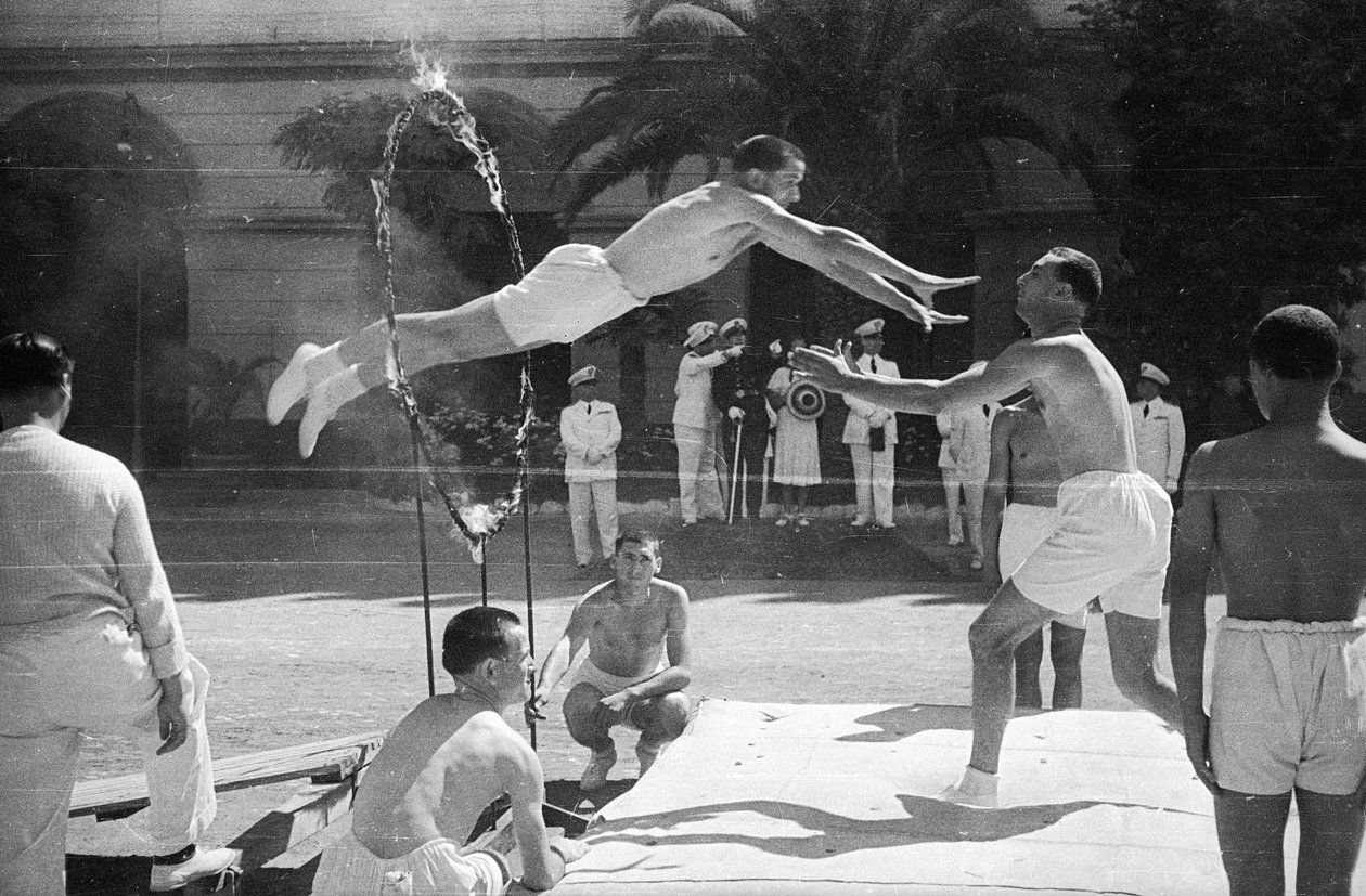 Sportevenement CONI: Achille Starace (voorzitter van CONI van 1933 tot 1939) helpt jonge atleten bij gymnastiekvertoning van fascistische door Luigi Leoni