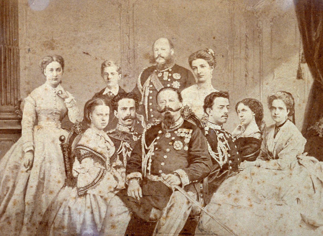 Het schilderij toont verschillende leden van de koninklijke familie van Savoye. In het midden, zittend, Victor Emmanuel II, Umberto I en Amedeo in vol ornaat; de dochters van de soeverein en Elisabetta van Saksen in elegante kleding. door Luigi Montabone