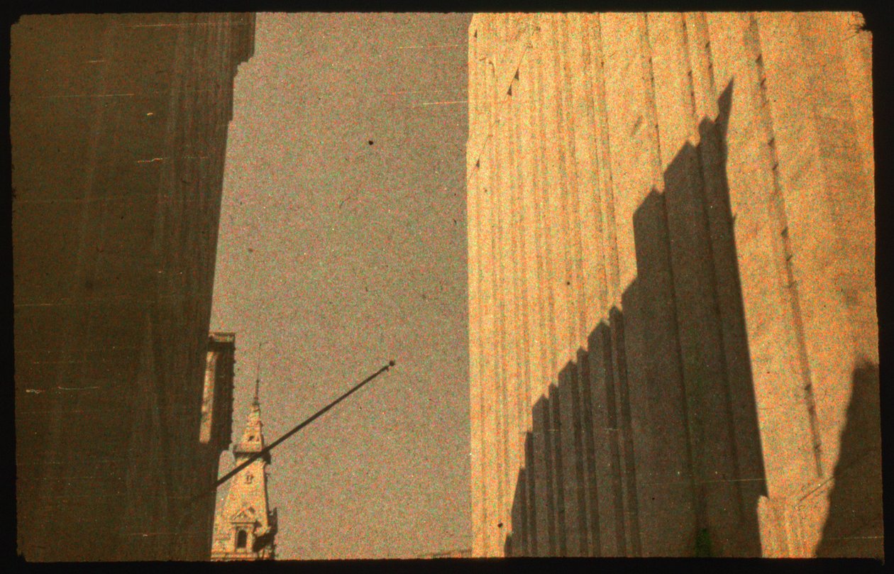 Kleurenfoto van stadsgebouwen met Autochrome Lumière en een 35mm camera door Luis Marden