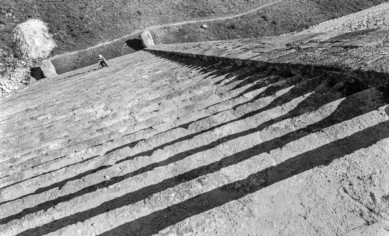 Trappen die omhoog gaan naar de Maya-monumentale ruïne, Chichen Itza-piramide. 1936 door Luis Marden