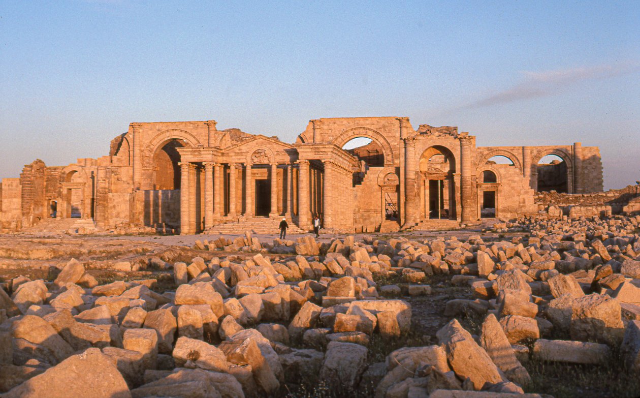 Ruïnes van Hatra, een oude stad in Boven-Mesopotamië, de tempel van Manan uit de 1e eeuw door Lynn Abercrombie