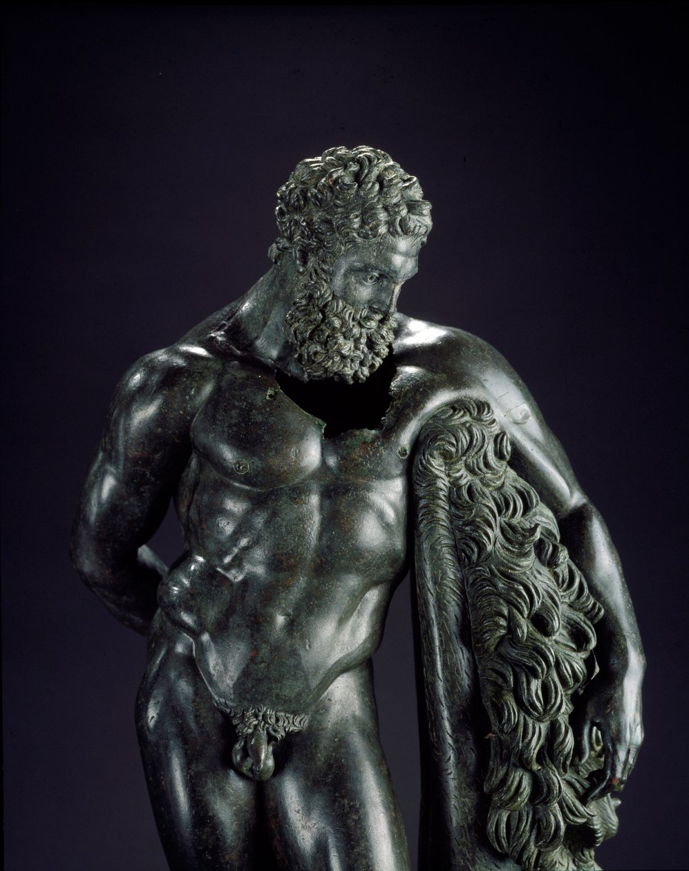 Griekse kunst: Herakles rustend (detail). Bronzen sculptuur van Lysippe van Sicyone (395-305 v.Chr.) 4e eeuw v.Chr. Uit het heiligdom van Ercole Curino, Sulmona. Museo Nazionale Archeologico, Chieti, Italië door Lysippos (attributed to)