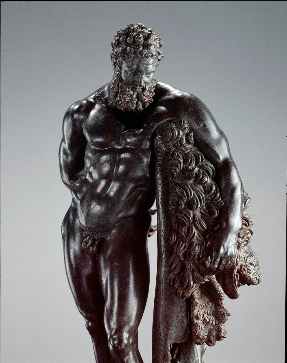 Griekse kunst: Herakles in rust. (detail) Bronzen beeld van Lysippos van Sicyone. 4e eeuw v.Chr. Van het heiligdom van Ercole Curino, Sulmona. Museo Nazionale Archeologico, Chieti, Italië door Lysippos (attributed to)
