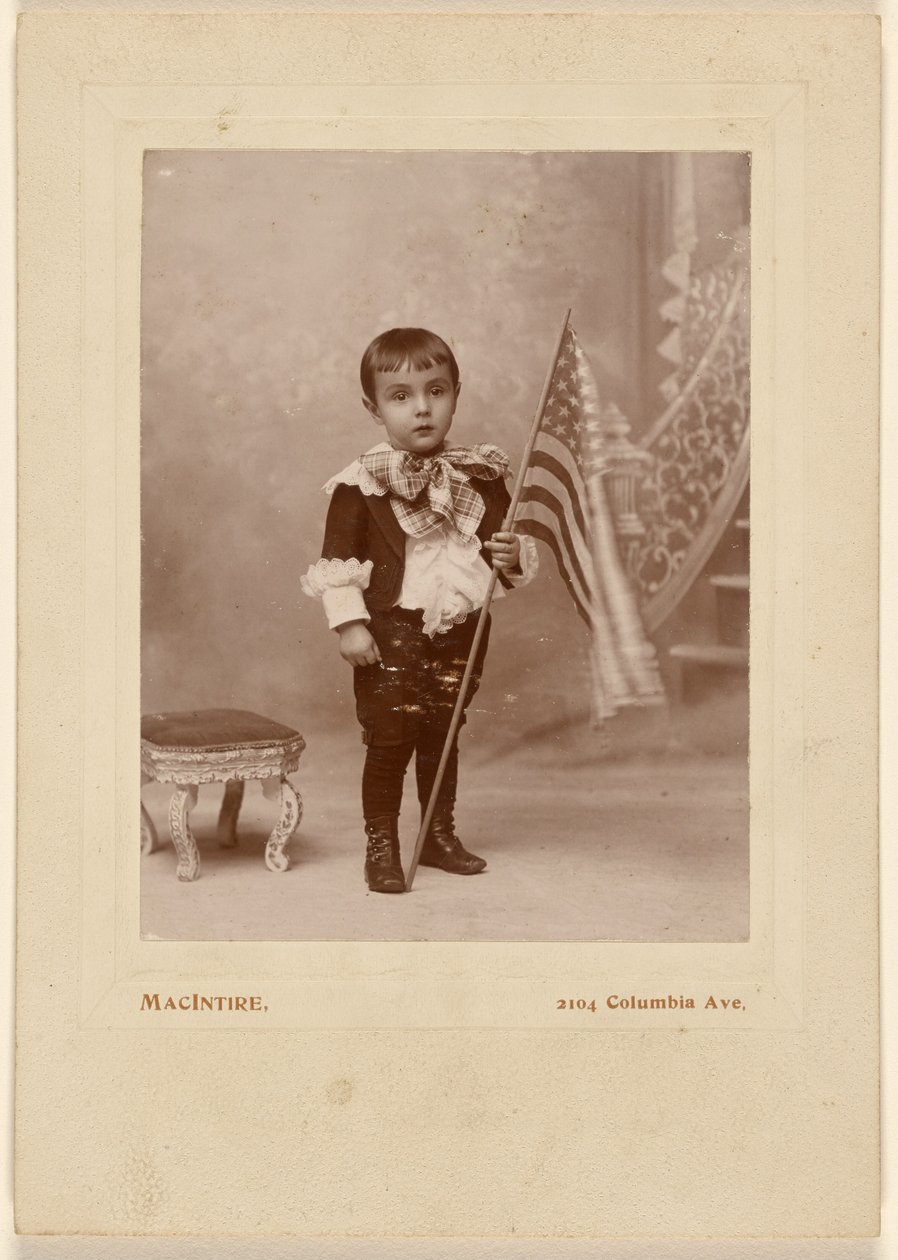 [Klein jongetje staat en houdt een Amerikaanse vlag vast]. door MacIntire