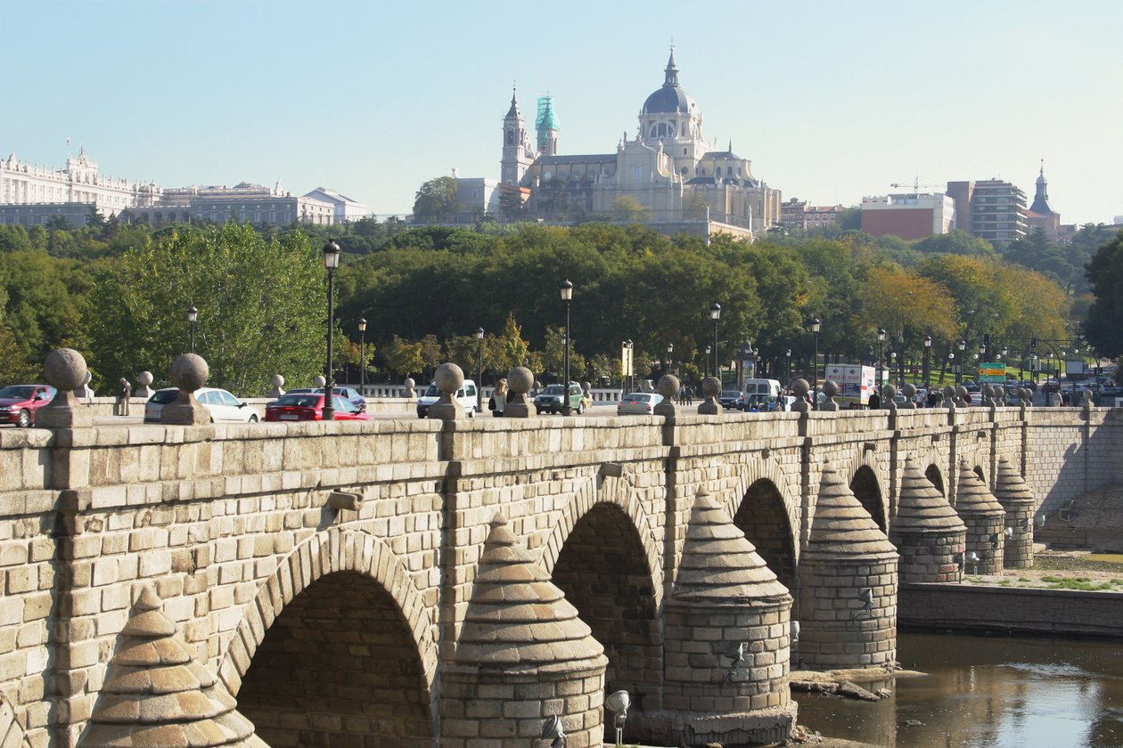 Puente de Segovia, oorspronkelijk gebouwd door Juan de Herrera en herbouwd in 1682 door Manuel and Jose del Olmo