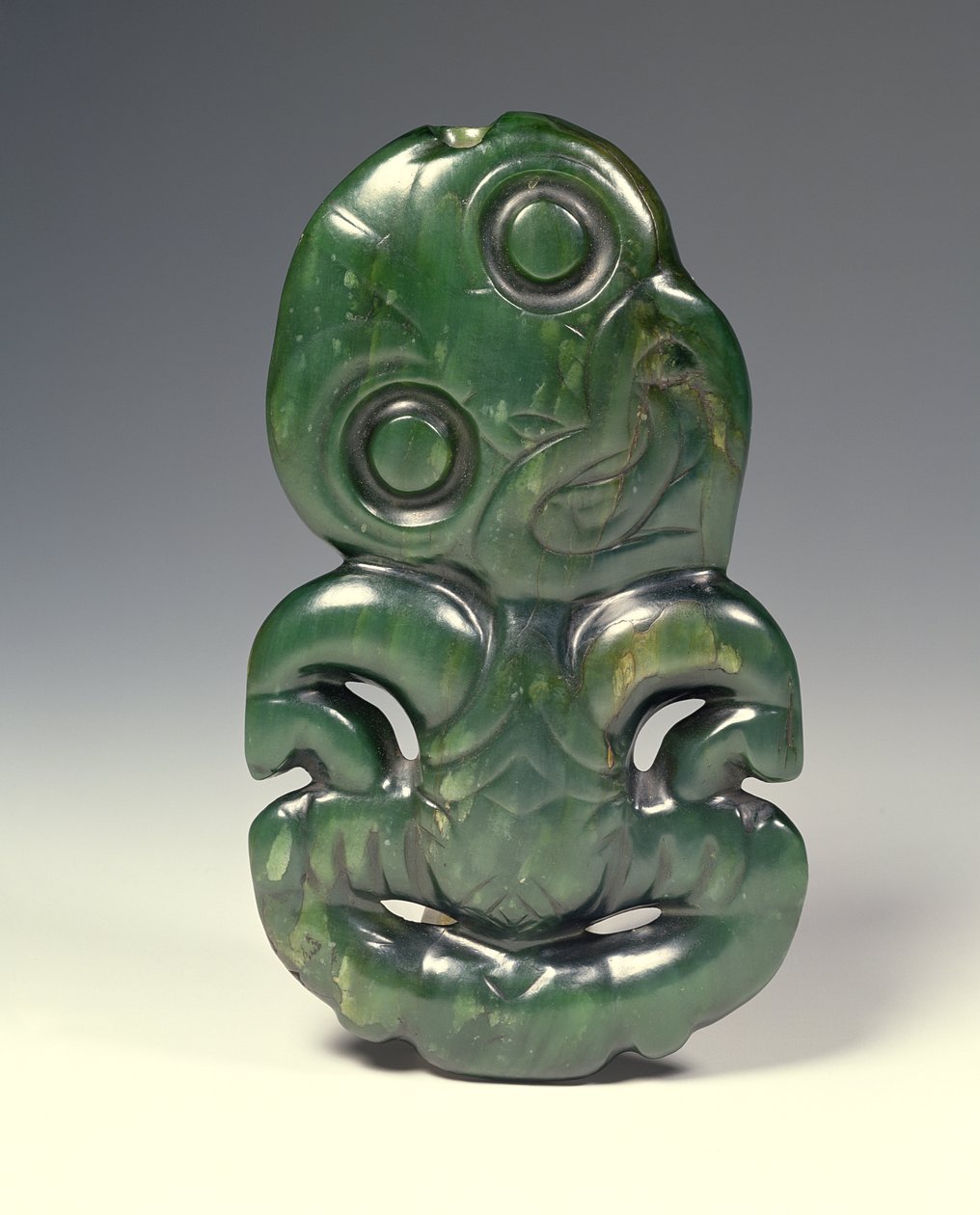 Hanger in de vorm van de god Hei-Tiki, eind 18e eeuw door Maori