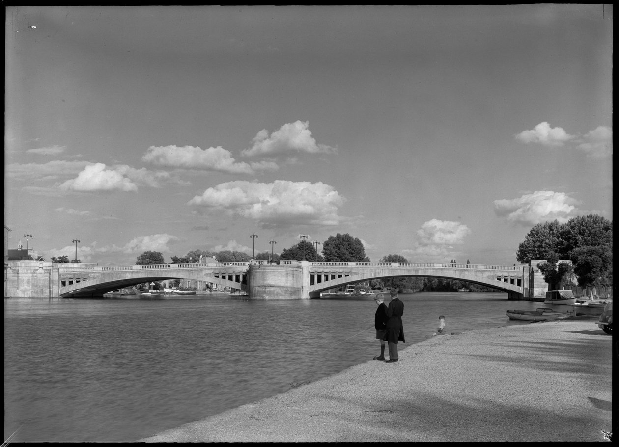 Zicht op de brug vanuit het westen door Margaret Florence Harker