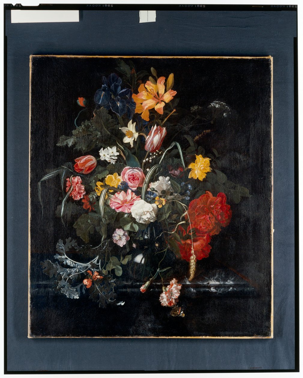 Een stilleven van bloemen door Maria van Oosterwyck
