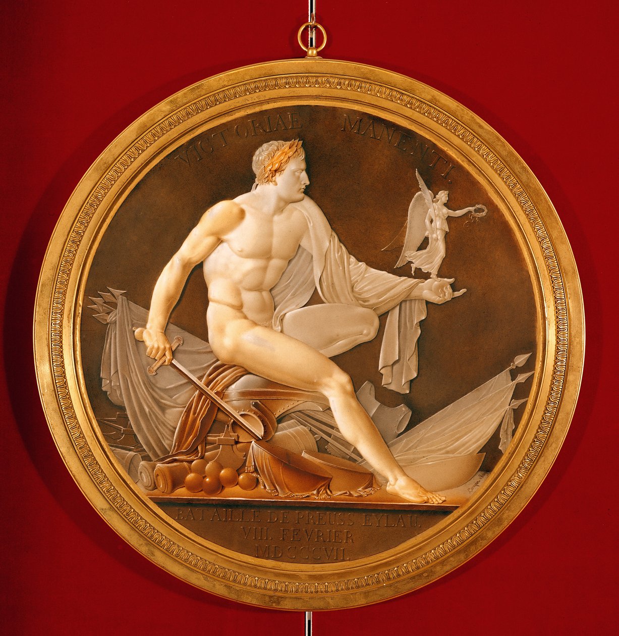 Ronde plaquette ter herdenking van de Slag bij Eylau, met Napoleon die een figuur van de Overwinning vasthoudt, Sèvres, 1809 door Marie Philippe Coupin de la Couperin