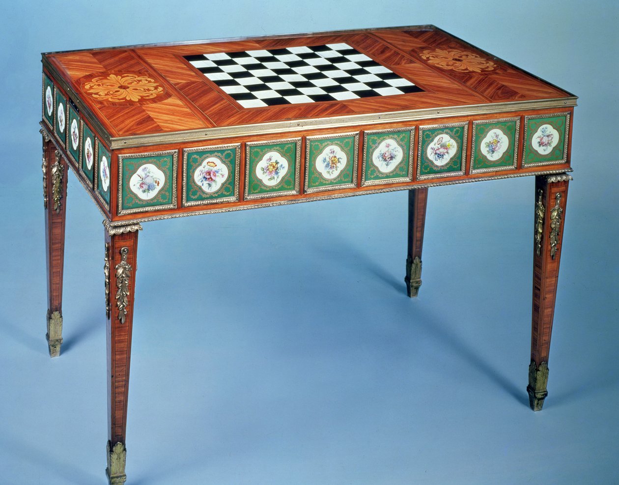 Sevres speeltafel met ingelegde porseleinen platen door Martin Carlin