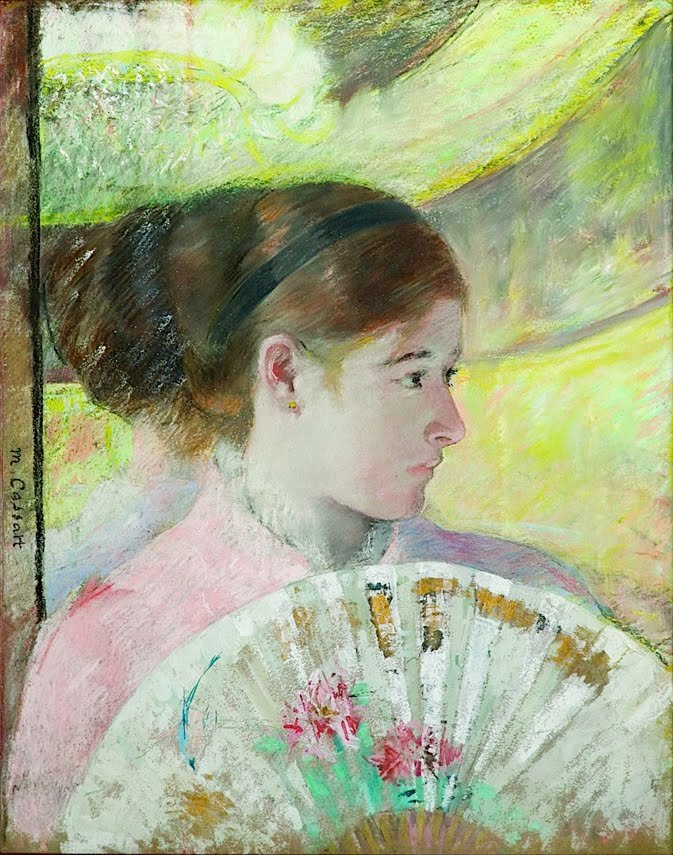 Jonge dame in een loge kijkt naar rechts door Mary Cassatt