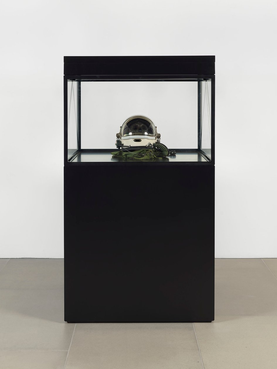 Alpha Omega, 2016 (Glas, LCD-scherm, mediaspeler, replica schedel, ruimtehelm, hout) door Mat Collishaw