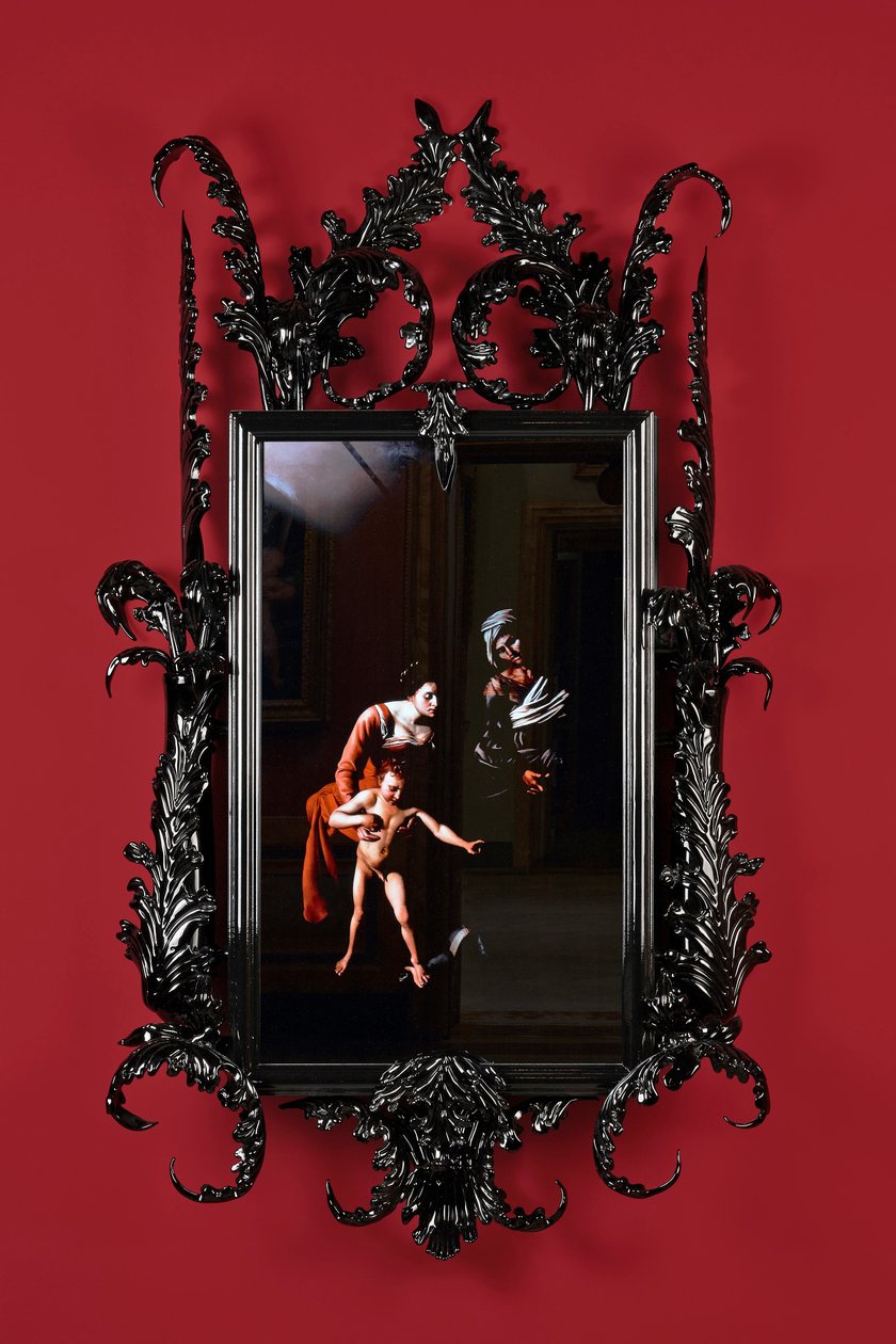 Black Mirror, Leo Minor, 2014 (Zwart Murano glas, bewakingsspiegel, staal, hout, lak, LCD scherm en harde schijf) door Mat Collishaw