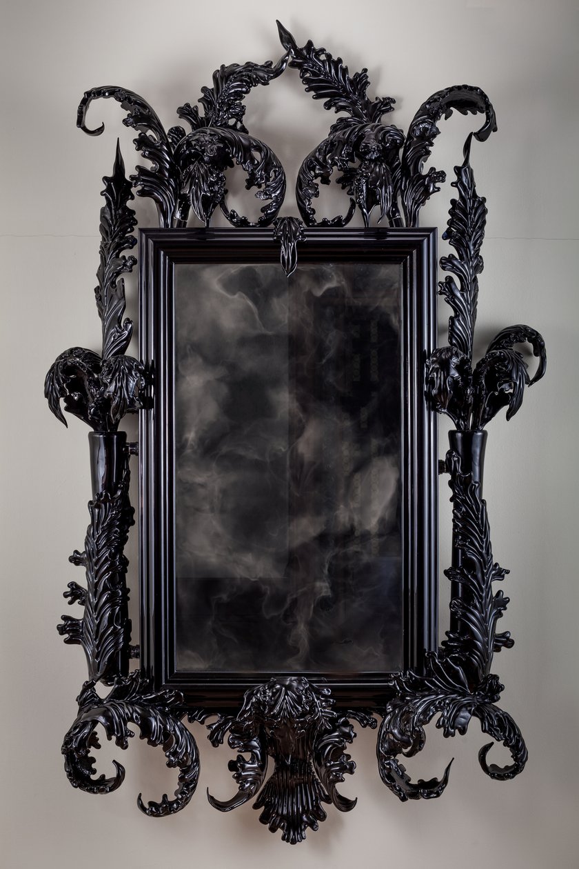 East of Eden, 2013 (Zwart Murano glas, bewakingsspiegel, staal, hout, lak, LCD scherm en harde schijf) door Mat Collishaw