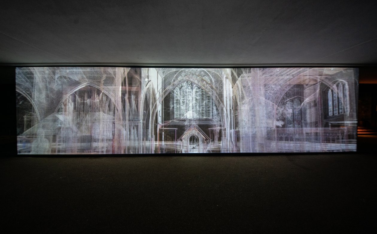 Echolocatie, 2021 (3-kanaals videoprojectie op polypropyleen gaas) door Mat Collishaw