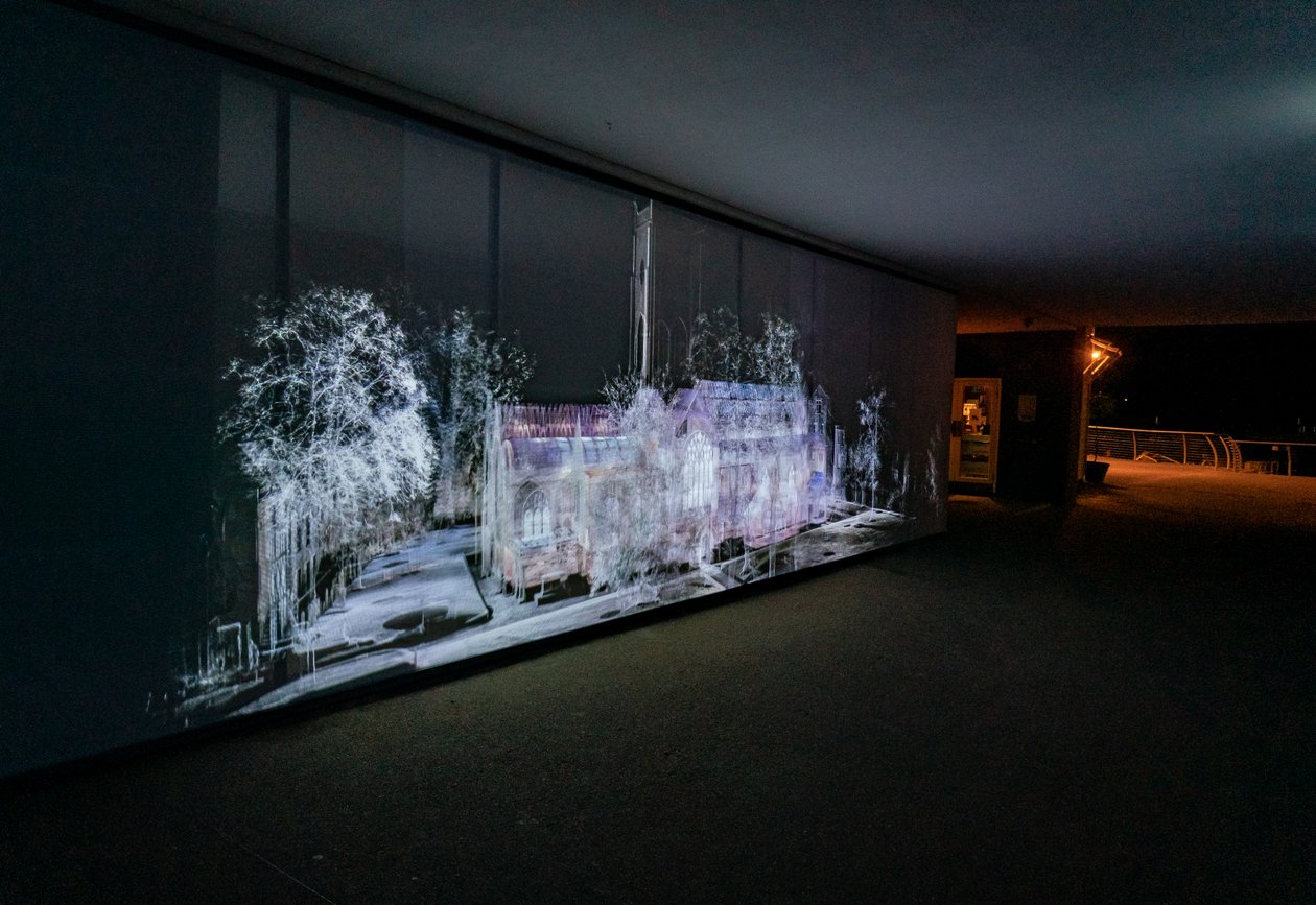 Echolocatie, 2021 (3-kanaals videoprojectie op polypropyleen gaas) door Mat Collishaw
