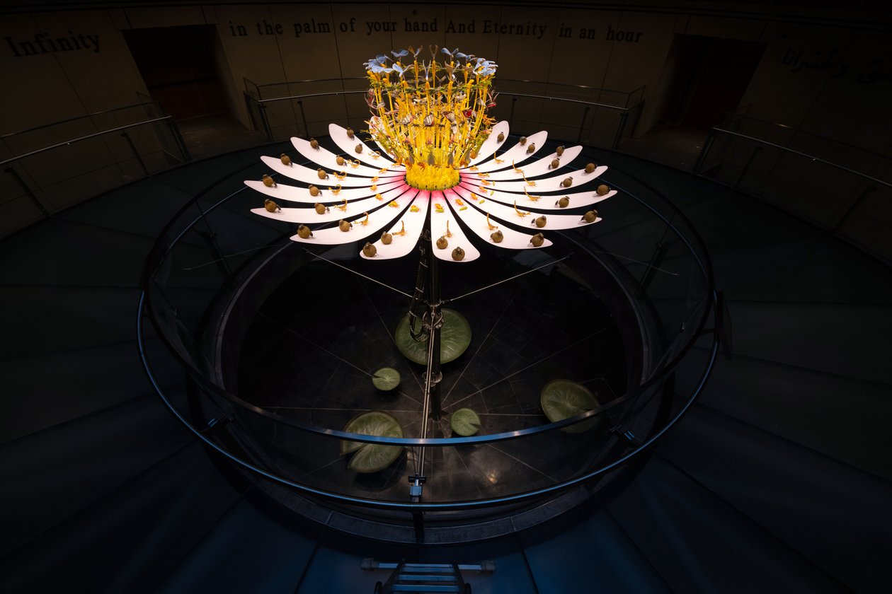 Equinox, 2021 (acryl, elektrische schakeling, hydraulica, lak, motor, verf, gerecycled hars, staal) door Mat Collishaw