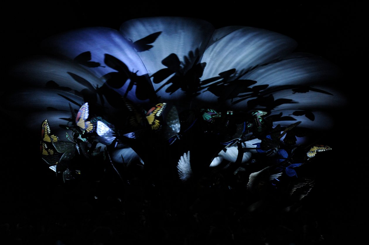The Garden of Unearthly Delights, 2009 (staal, aluminium, gips, hars, LED-verlichting, motor) door Mat Collishaw