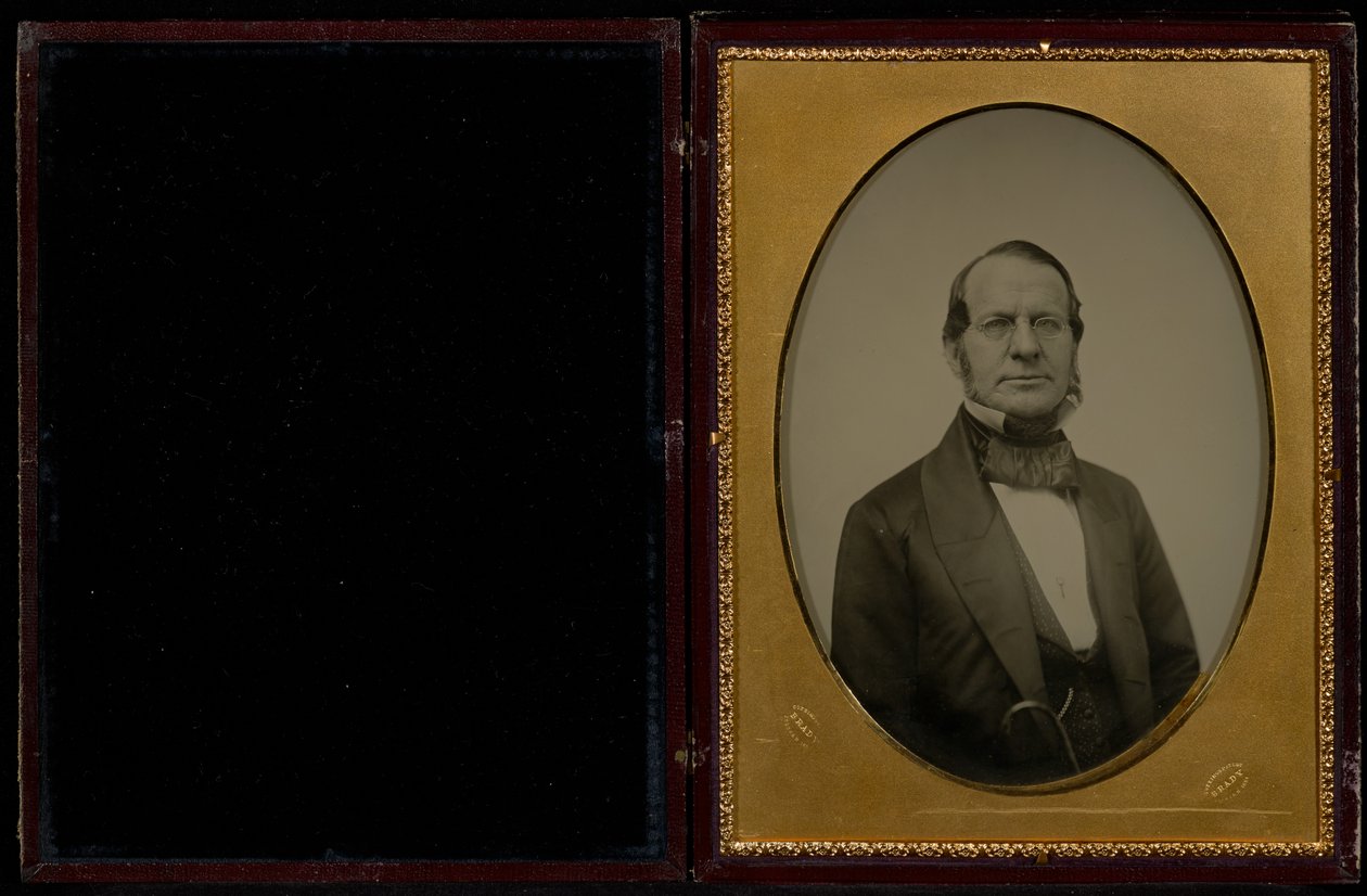 [Portret van een onbekende man van middelbare leeftijd met bakkebaarden, die een bril met metalen montuur draagt] door Mathew B. Brady