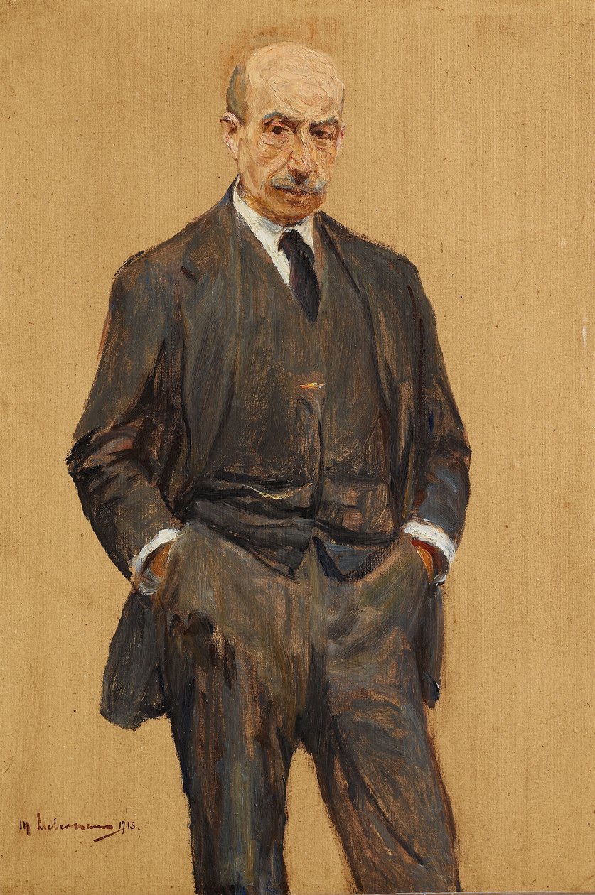 Zelfportret, staand in driekwartprofiel, beide handen in de broekzakken door Max Liebermann
