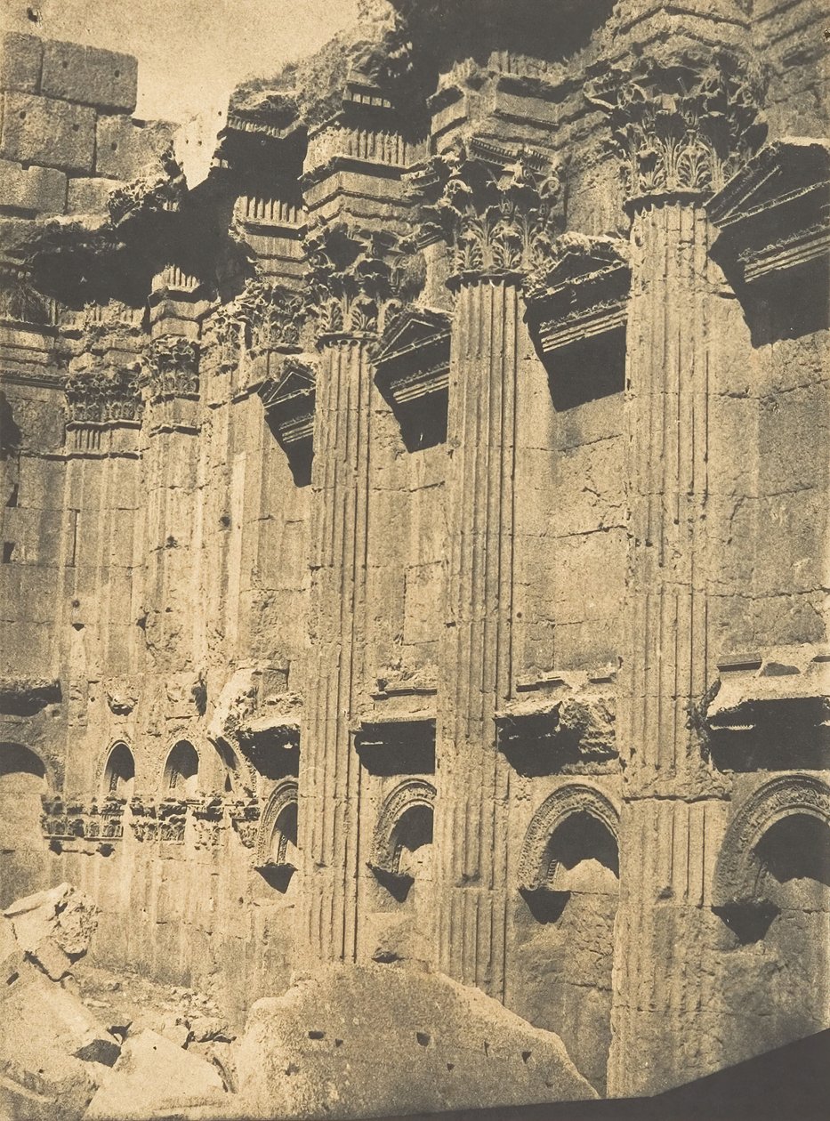 Interne zuilengang van de Naos van de Tempel van Jupiter, in Baälbek Heliopolis, 15 september 1850 door Maxime Du Camp