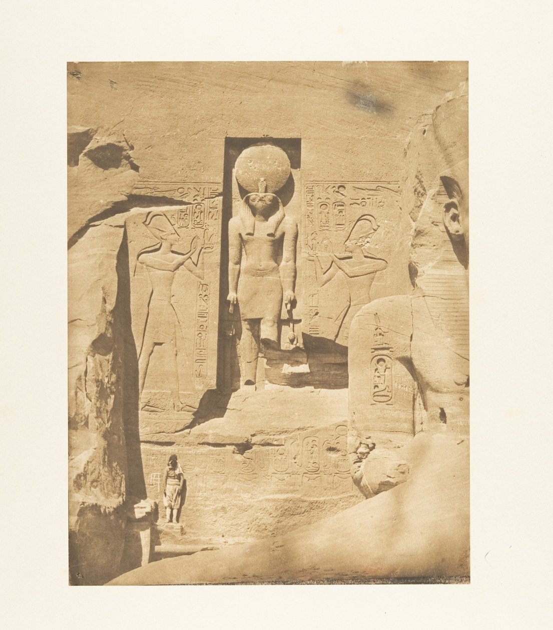 Dekoration des Eingangs des großen Spéos von Abousembil (Der Gott Phré empfängt die Opfergaben von Ramses dem Großen) door Maxime Du Camp