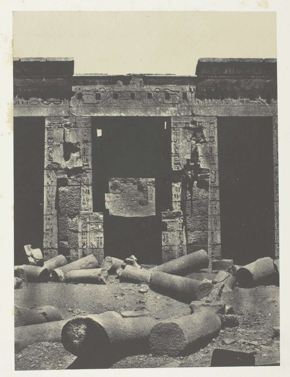 Médinet-Habou, Oostelijk deel van de Peristyle van het Paleis van Ramsès-Méiamoun; Thebe door Maxime Du Camp